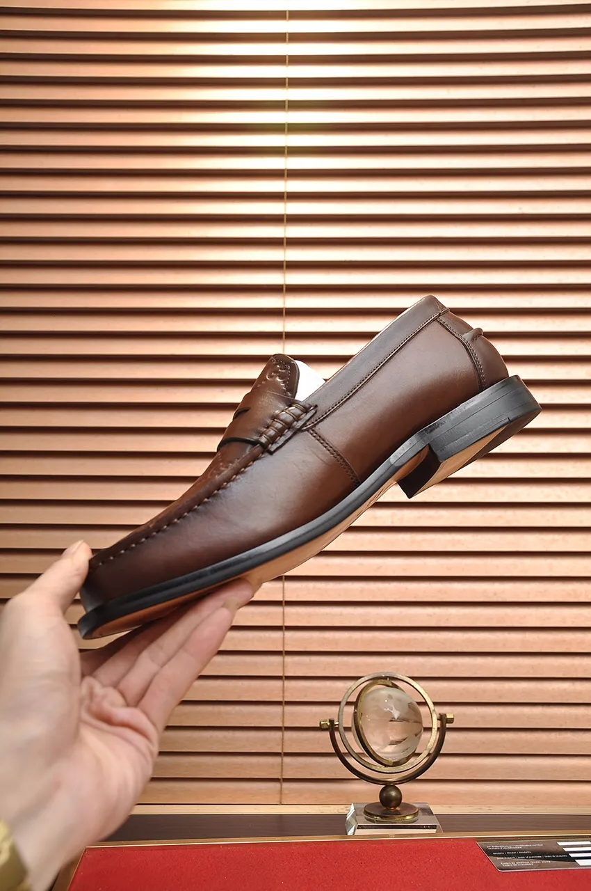 Men's shoes💰560💶Italy's top luxury men's shoe giant (GUCCI) (Gucci) (full cowhide lining) new arrival🍃Original European style🔰 Pleasant to the eye😍In order to make the shoes more durable and non-deformable🌀The production continues to follow traditional methods but there is still no lack of innovation💪Choose original sheepskin for the leather♻️ Smooth and natural And extra bright ⭐Made of imported cowhide, the first choice of rich people 38-45 (45 customized)